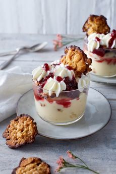 Florentiner-Mandelpudding mit Preiselbeeren und Sahne
