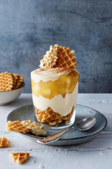 Geschichtetes Dessert mit Apfel und Zimt