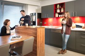 Mitarbeiterinnen und Mitarbeiter in der Kaffeeküche