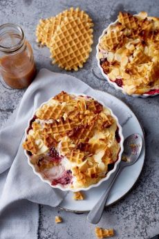 Konditorwaffel-Quark-Crumble mit Äpfeln und Brombeeren