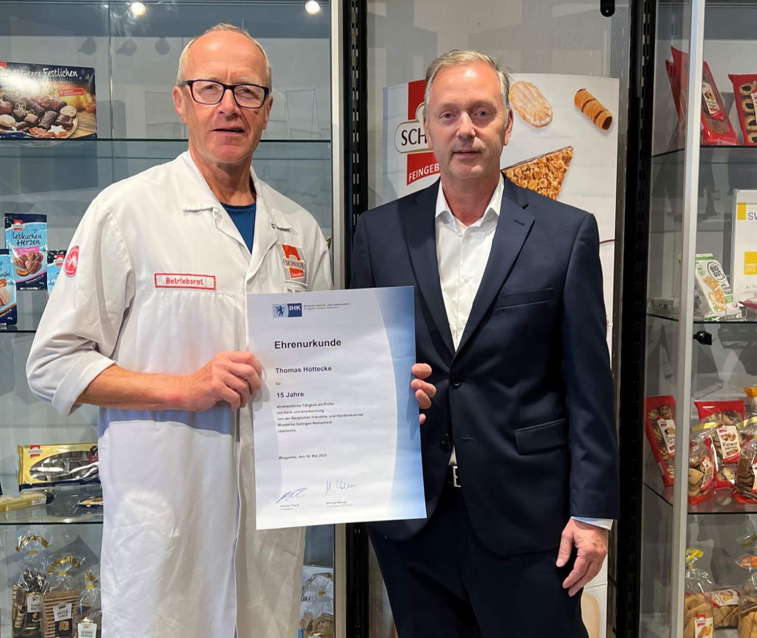 Ausbilder Thomas Höttecke und Personalleiter Ansgar Poesdorf